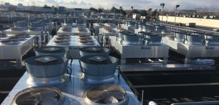 På taget fjernede ENGIE gamle ventilatorer